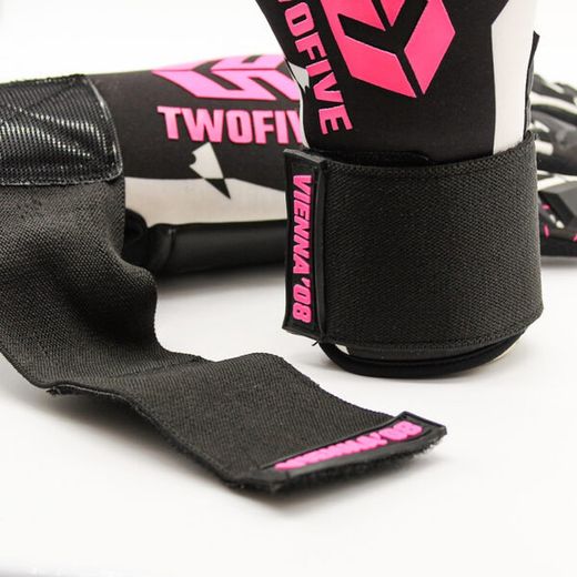 Twofive Black Vienna 08 Pro Goalkeeper Gloves